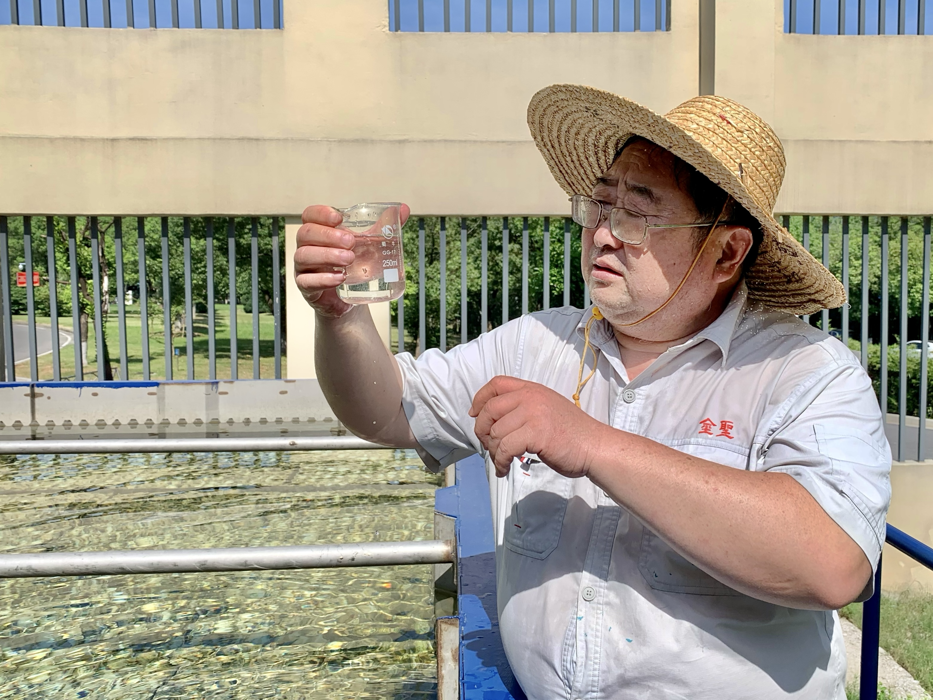 鄭旭東正在檢查高效沉淀池水質狀況